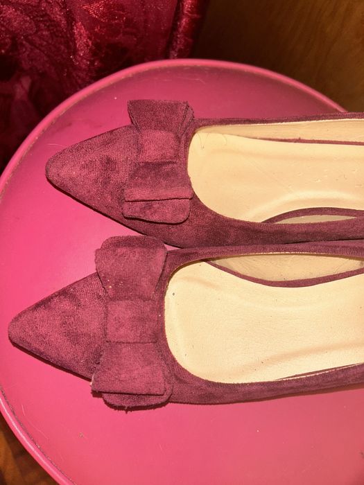 Sapatos de salto baixo de camurça