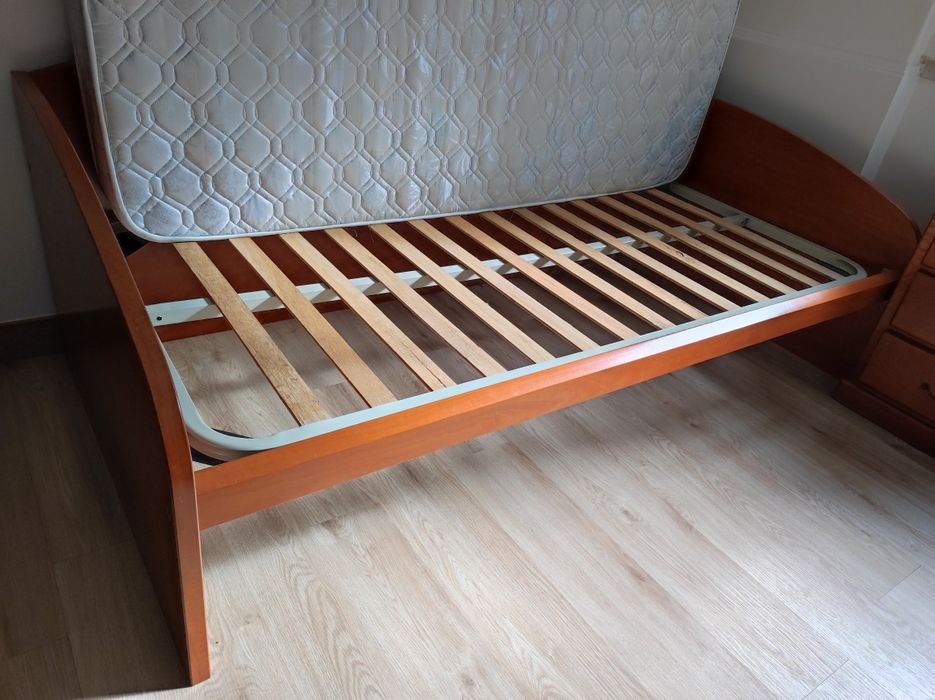 Cama dupla com estrado