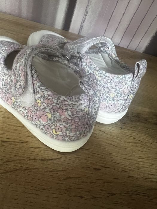 Капці, тапочки, сандалі