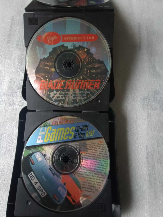 Zestaw starych gier PC w etui - 11 sztuk