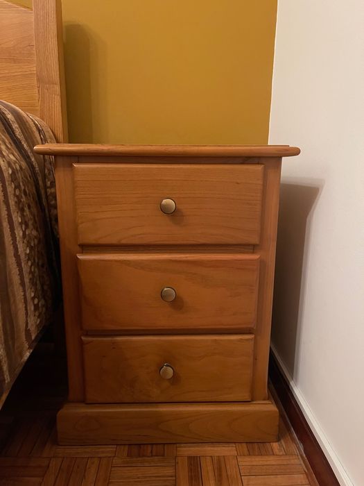 Quarto completo – cama + 2 mesinhas de cabeceira + cómoda + camiseiro