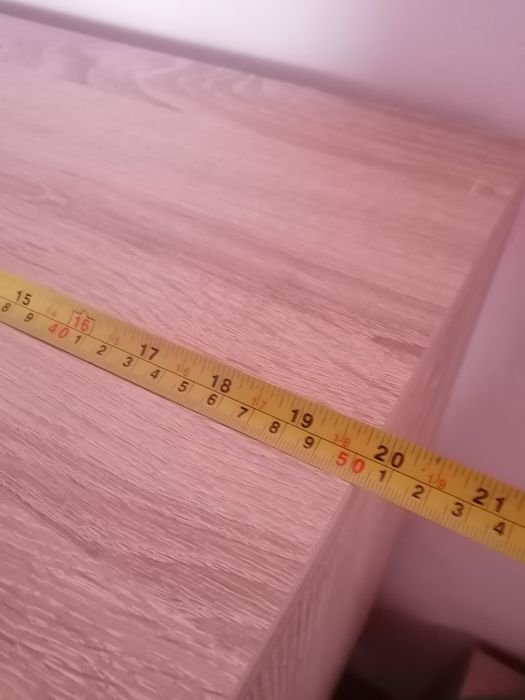 Móvel alto com 4 gavetas e um espaço no topo