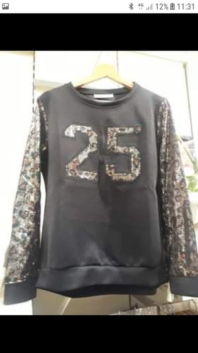 Sweat preta de lantejoulas M