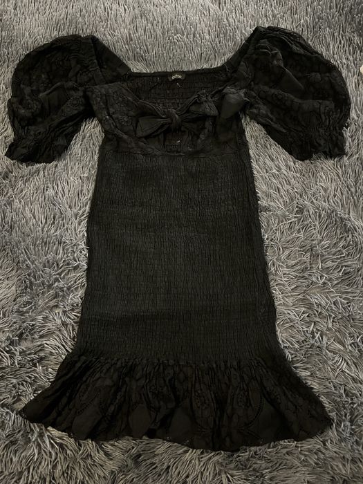 Czarna sukienka krótka z bufiastymi rękawami