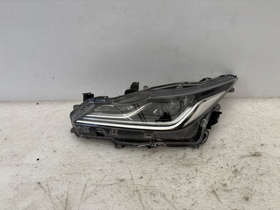 Toyota Corolla E21 sedan 18- lampa lewy przód lewa przednia soczewka led