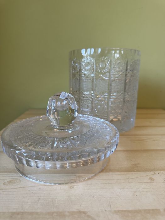 Duża kryształowa waza z pokrywką
