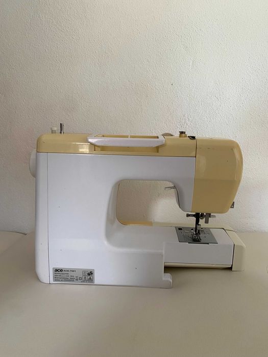 Máquina de Costura Model ACE- 7001