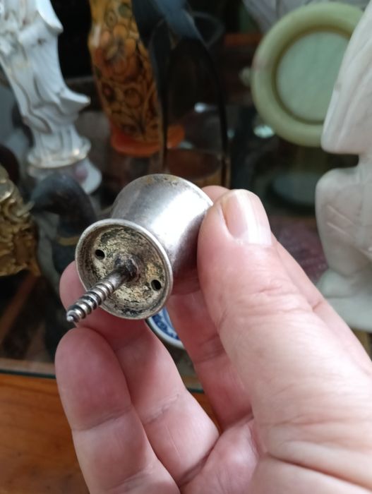 Belo puxador em casquinha, pouco comum