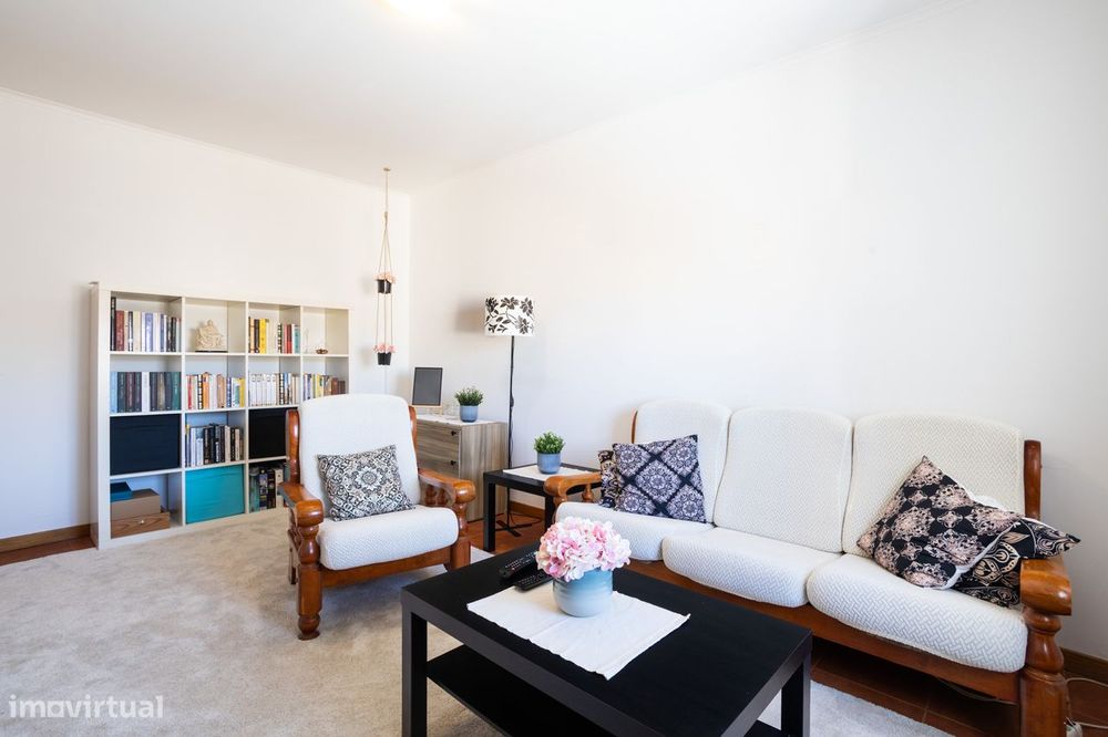 Apartamento T1 Luminoso e Moderno no Coração de Carnaxide - Conforto e