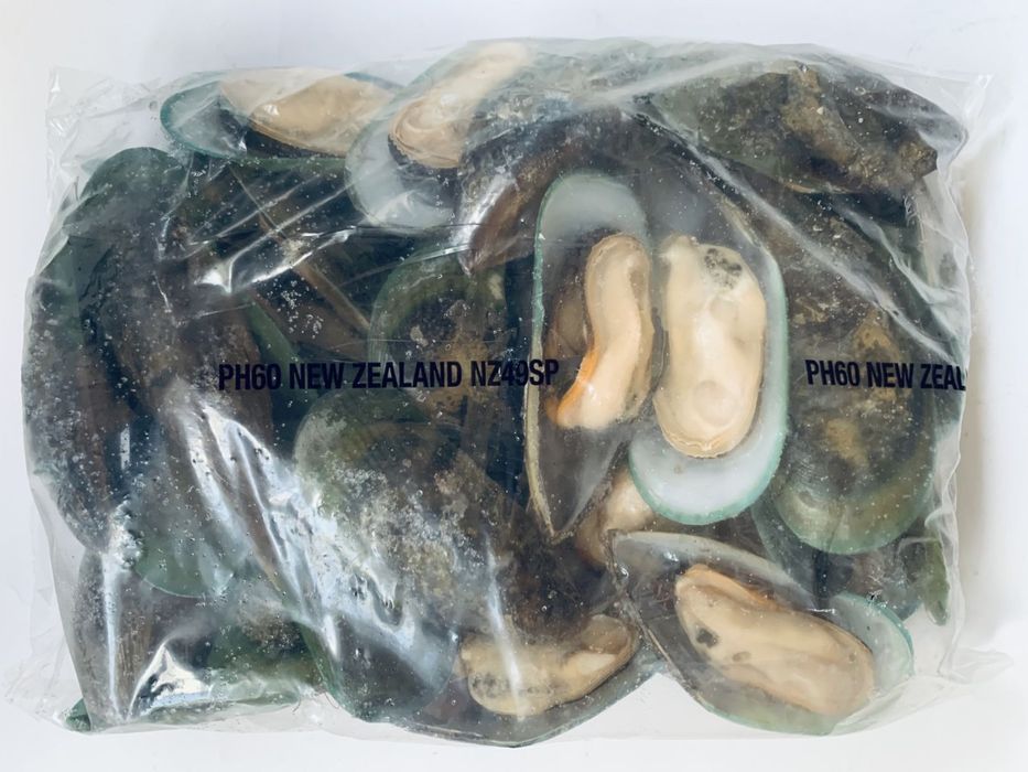 Мидия в полуракушке ракушке.