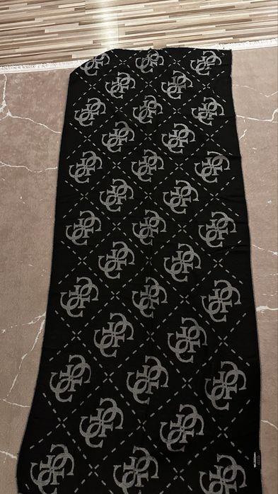 Luksusowy Szal GUESS Made in Italy – Czarny / Srebrny Lurex Monogram
