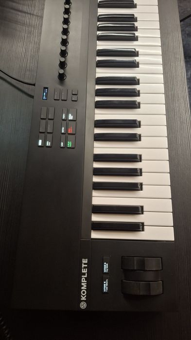 Teclado Komplete Kontrol A61 COMO NOVO