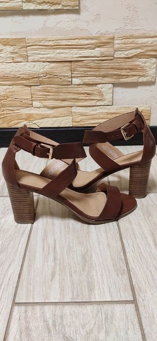 Продам кожаные босоножки р. 39, р.40