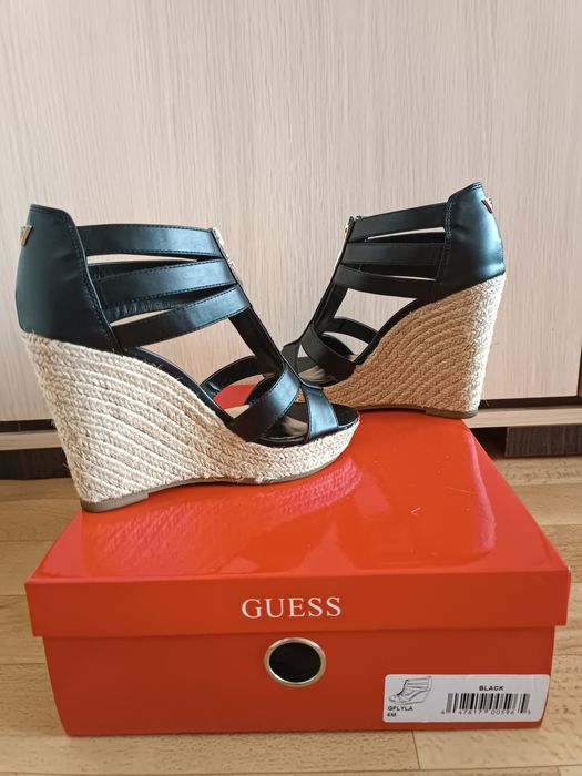 Взуття на танкетці Guess