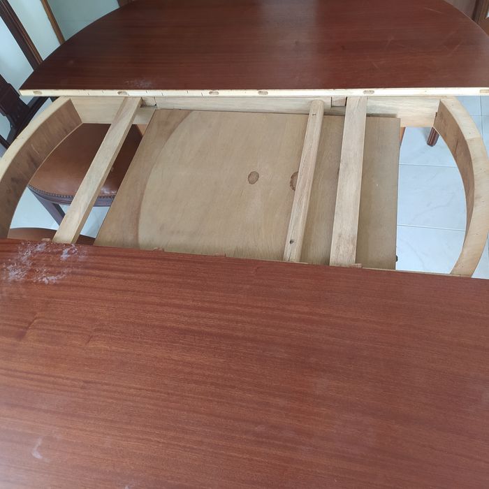 Mesa  em madeira maciça, tenho pouco espaço