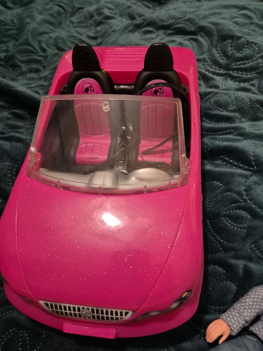 Zestaw rodzinką Barbie i cabriolet