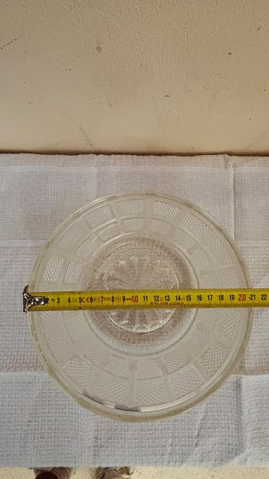 Taça profunda/saladeira em vidro moldado (ou cristal de menor densidade) transparente. Apresenta lapidação/relevo geométrico exterior