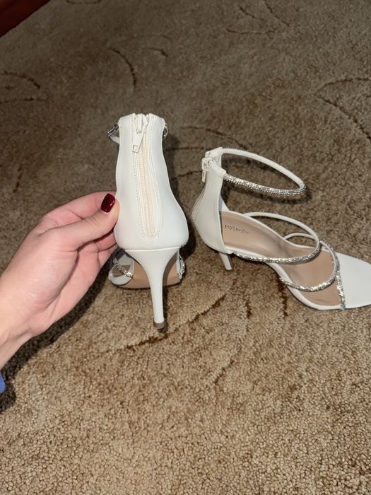 Білі босоніжки на шпильці зі стразами