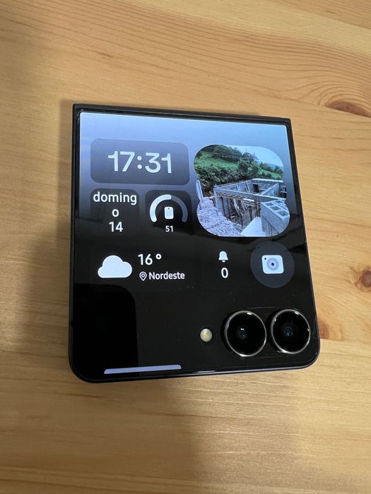 Samsung Galaxy Z Flip 7 + Samsung Galaxy Watch Ultra