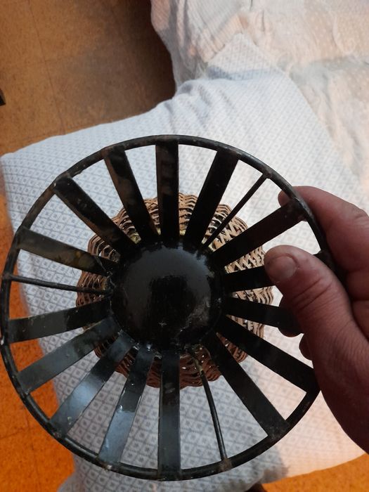 Jarra em palha e ferro preto grande