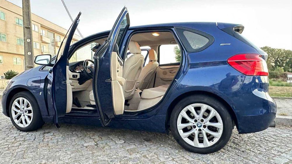 Vendo BMW em bom estado. O carro tem alguns defeitos na carroçaria. Se quiser mais informações, envio todos os detalhes pelo WhatsApp.