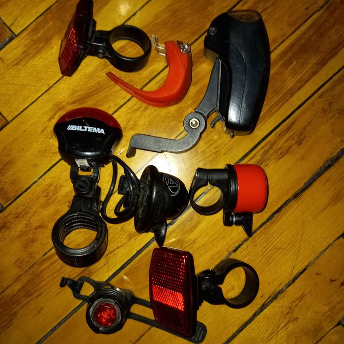 Катафот,фонарик, звонок.