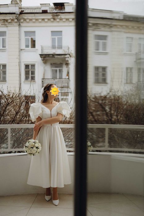 Атласна весільна сукня