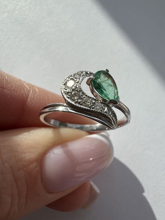 Золотое кольцо с бриллиантами и изумрудом р16 белое золото 585 проба