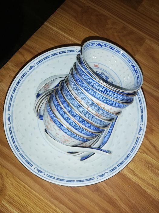 8 tigelas 8 colheres  1 saladeira de loiça chinesa