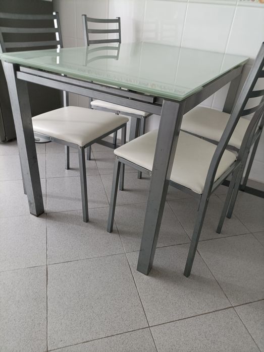 Mesa extensível+4 Cadeiras