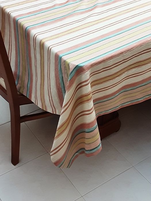 Toalha  de mesa ótimo tecido  com aplicação  em croché