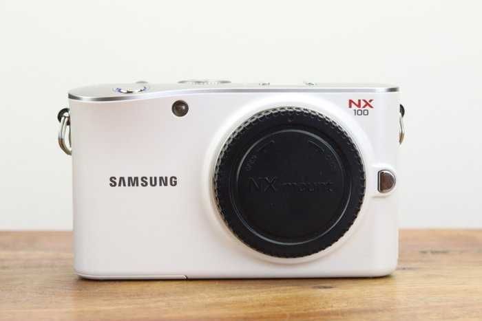 Corpo de câmara fotográfica Samsung NX100 em ótimo estado
