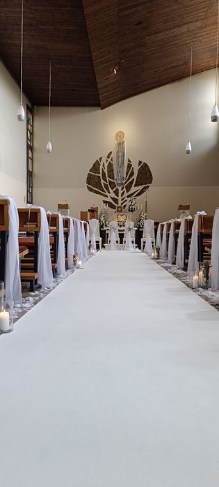 Biały dywan, dekoracje ślubne, dekoracje kościoła, dekoracja kościoła
