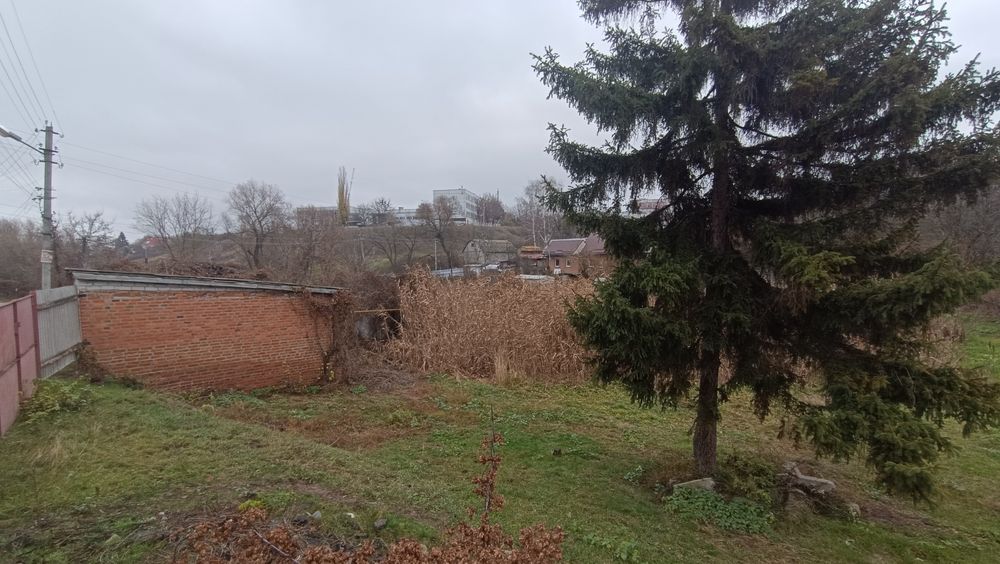 Продаж будинку з гаражем із земельною ділянкою поруч центру міста