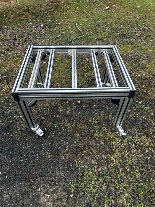 Solidny wózek wykonany z systemowych profili aluminiowych Bosch Rexroth