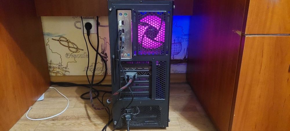 игровой компьютер вместе с монитором