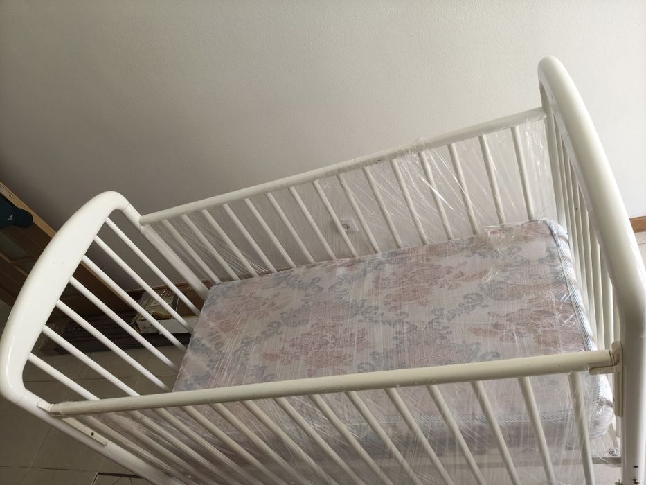 White Lacquered Wooden Baby Crib, 1.20 m x 0.65 cm