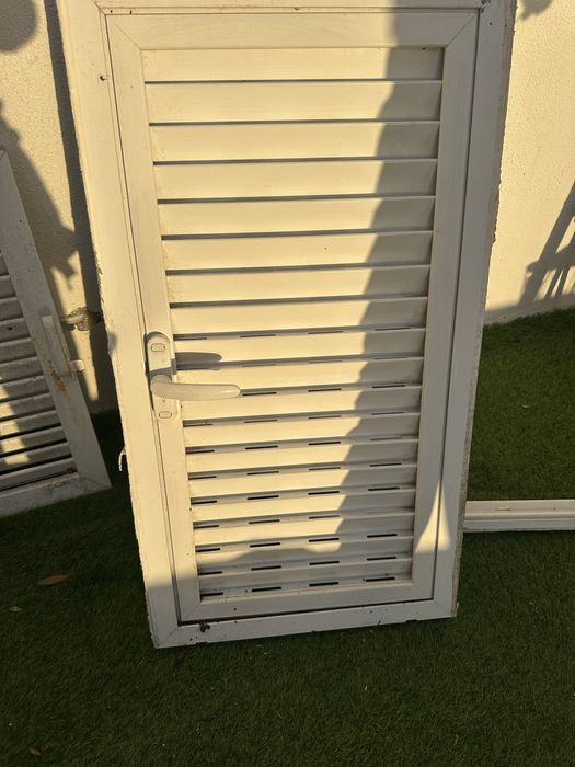 Portada para janela em alumínio branco com aro (55 larg x 100 alt)