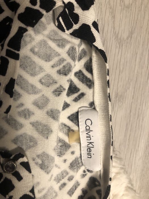 Biało czarny sweterek Calvin Klein