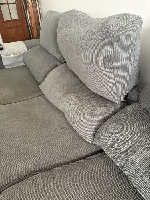 Sofá cinzento XL com baú e encostos reclináveis (funcional e honesto)