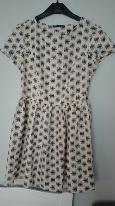 Sukienka beżowa w bordowy wzór