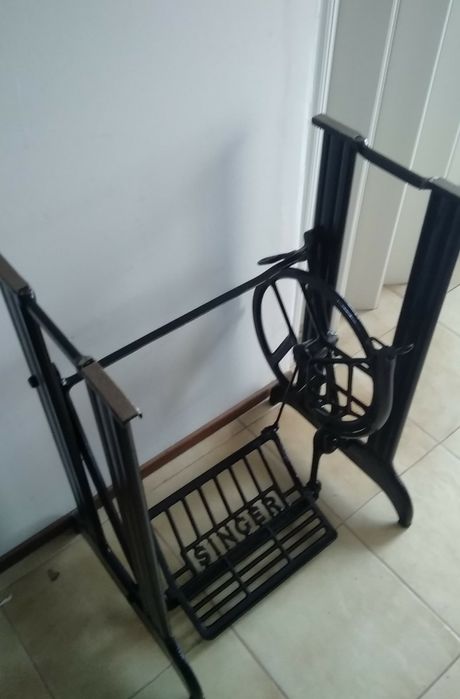 Mesa em ferro com tampo em pedra