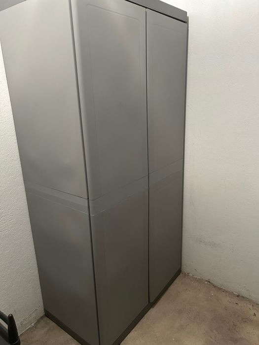 Armário em plástico