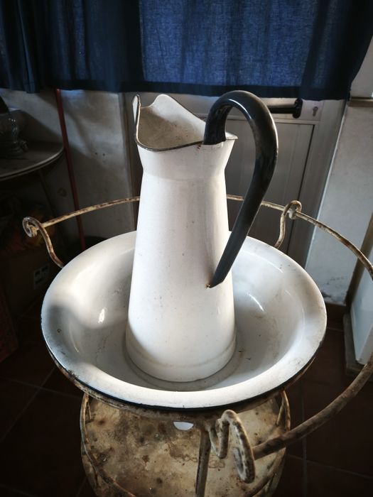 Lavatório antigo em ferro e loiça