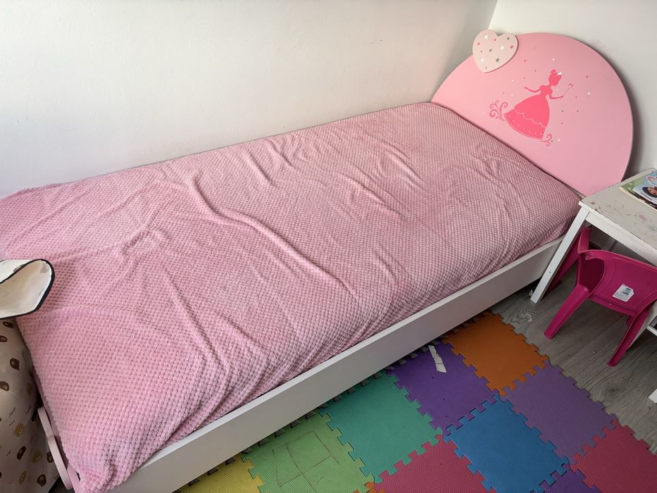 Cama criança como nova com colchao