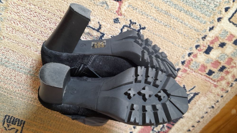 Botins pretos com sola rasto, 7cano em camurça e restante em pele