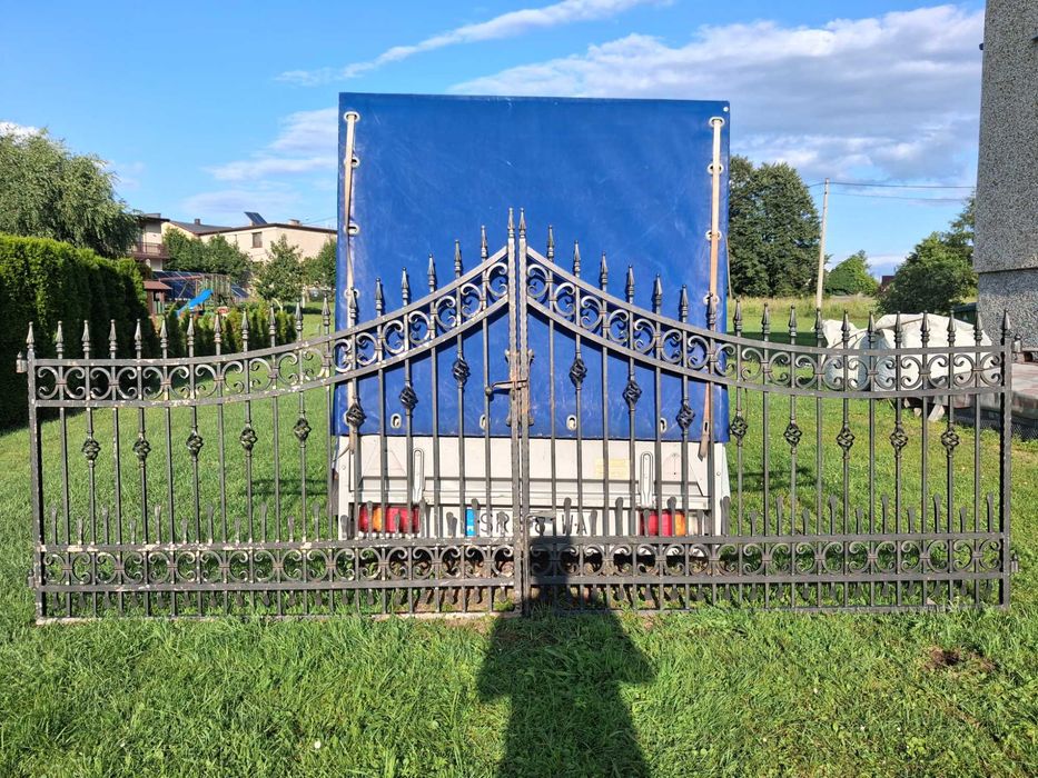 Solidna kuta brama stalowa - wyjątkowy wzór