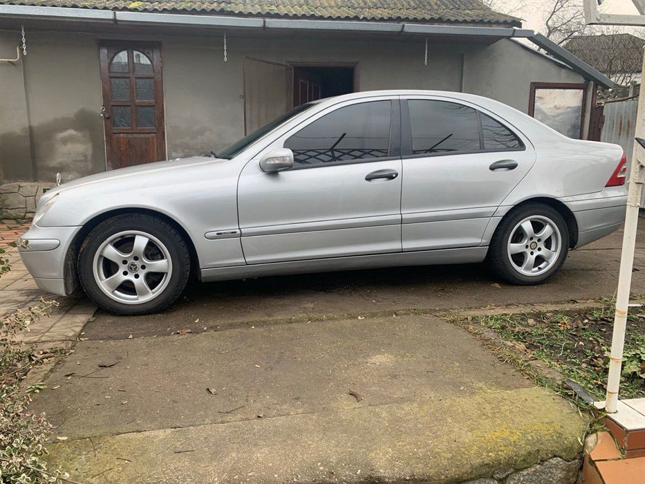 Авто Mercedes-Benz C200