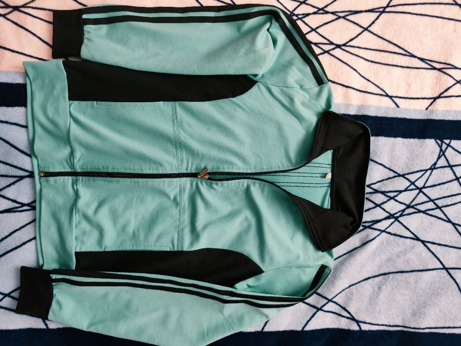 Гарний спортивний костюм для дівчинки