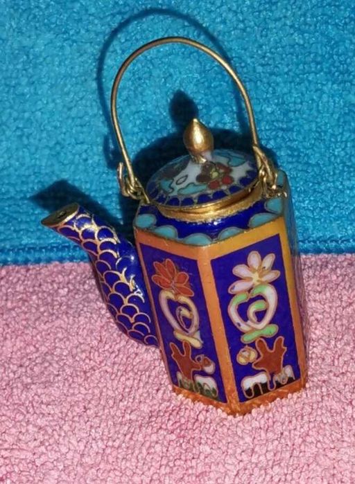 Bule em miniatura decorativo 
feito com a técnica de esmalte cloisonné